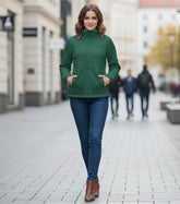 Asistenta imbracata intr-un jacheta cu fermoar medicala polar verde kaki din fleece